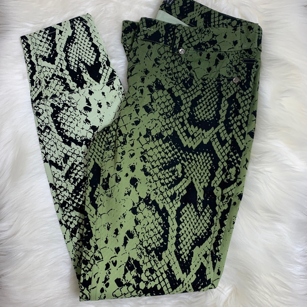 New 2B Bebe Snake Skin Animal Print Skinny Pants